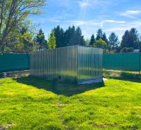 A garden with a metal shelter in Orechová Potôň near a family house.