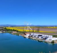 Family houses by the lake in Boldog, surrounded by a wide natural scenery.