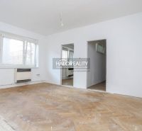 The 3-room apartment is dominated by a light wall and a floor with a wooden decor.