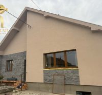 A family house in the town of Hul with stone cladding and windows with a wooden decor.