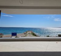 From the terrace of the 3-room apartment in Mandre, there is a view of the sea and the stone pier.