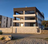 Apartment house in Mandre with a 3-bedroom apartment, stone fences, and sunny surroundings.