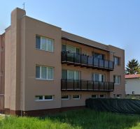 An apartment building with three floors in Komoča offers 3-room apartments.