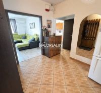 Entrance hall in a 3-room apartment with tiles leading to the living room and kitchen.