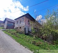 A country cottage on a hill in Heľpa, surrounded by greenery, belongs to the category of unique properties.