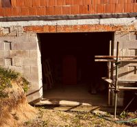 An unfinished cottage in the Recreation Area in Nová Kelča surrounded by greenery and construction scaffolding.