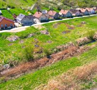 Greenery and houses in the peaceful neighborhood of Hodejov, ideal for residential plots.