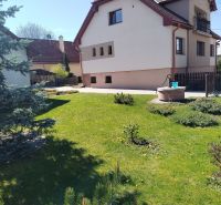 A family house in Martin with a well-maintained garden and outdoor lighting.