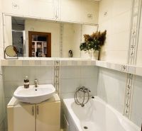 Bathroom with a sink and a bathtub in a 3-room apartment, decorative tiles.