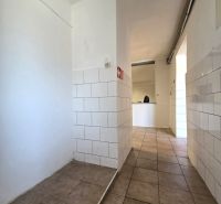 Tiled floor and white walls in Gastro spaces.