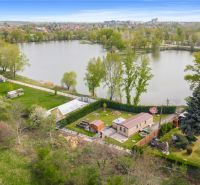 A cottage by the lake in Hurbanovo, surrounded by greenery and nature.