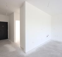 The entrance leads to a 2-room apartment with white walls and a concrete floor.