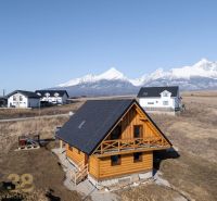 A family house in Stará Lesná with wooden elements and a view of the snow-covered mountains.