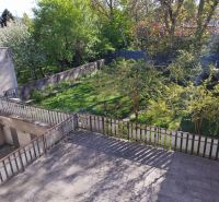 The terrace of a family house on Komenského Street in Banská Bystrica with a view of the garden.