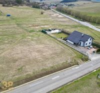 The plots - housing in Vlkolínec offer a large open space by the main road.