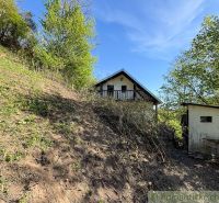 A cottage in nature surrounded by greenery in Žarnovica.