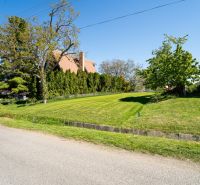 Plots - housing on Nová Street in Viničné with a spacious lawn and family houses.