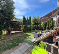 A garden with a swing and rattan seating by a 3-room apartment in Brezová pod Bradlom.