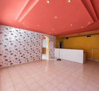 Floral wallpaper, red ceiling, tiles, reception in commercial spaces without people.