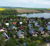 A cottage in the Nové Vinohrady area in Suchá nad Parnou with a view of the lake.