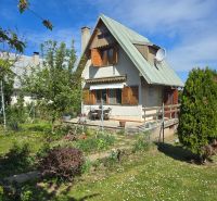 A cottage in Nové Vinohrady in Suchá nad Parnou surrounded by a green garden.