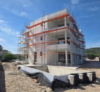 Construction of a 3-room apartment in Tribunj with an in-ground pool and scaffolding.