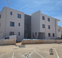 Newly built 3-room apartment in the city of Srima, white facade, parking spaces.