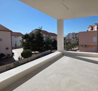 A balcony in a 3-room apartment in the city of SRIMA with a view of the surrounding buildings.