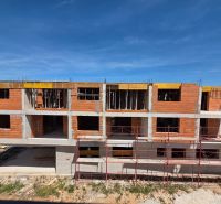 Construction project of a 3-room apartment in Srima during construction, with a clear blue sky.