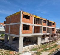 An unfinished 3-room apartment building in the city of Srima.