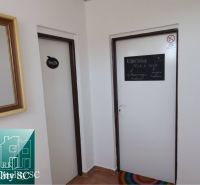 Two white doors and a mirror in the interior of a family house with a descriptive sign.