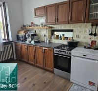 A kitchen in a family house with a wooden decor floor and a kitchen unit.