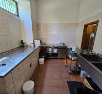 Space in Gastro areas with stainless steel work surfaces and brown flooring.
