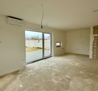 A family house with an empty room, air conditioning, and a large window to the garden.