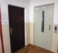 Entrance to a 2-room apartment with an adjacent elevator in an apartment building.