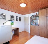 A study in a family house with wooden furniture and a floor with a wooden decor.