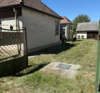 The family house in Hont has a landscaped yard with a lawn and access from the gate.