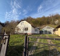 A family house in Štós with a shelter in the yard, green lawn, surrounded by nature.
