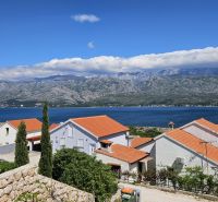 Family houses in Vinjerac with sea views and mountain panoramas.