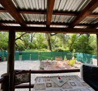 View from the terrace to the garden of the cottage in Gabčíkovo with natural surroundings.