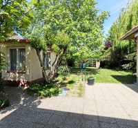 A garden next to a family house on Devátova Street in Sládkovičovo with greenery and a terrace.