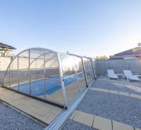 The garden of a family house in Most pri Bratislave with a swimming pool and loungers.