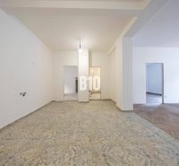 A spacious room in a 3-room apartment with ceramic and wooden flooring awaits renovation.