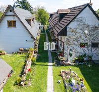 Two garden cottages and a well-maintained lawn on Jadranská Street in Bratislava IV, plots - residential.