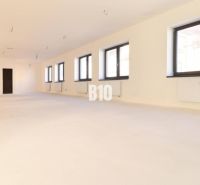 Spacious offices with large windows and a bright interior, ideal for a work environment.