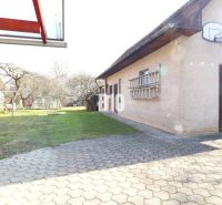 The courtyard of a family house in Turany with a garage and a basketball hoop.