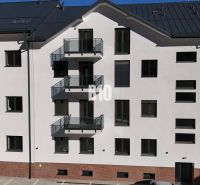 Apartment building in Dolný Kubín with parking spaces and balconies.