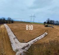 Spacious plot with access road, ideal for living close to nature.