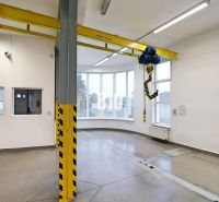 Crane space in a production area with a concrete floor and large windows.