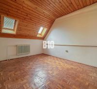 A room in a family house with wooden paneling and a floor with a wooden decor.